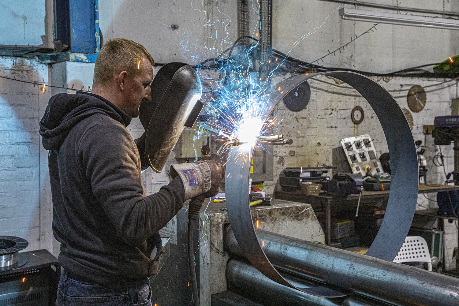 Welding formed steel into cylinder.&nbsp; 